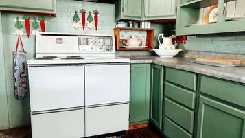 Kühlschrank, Mikrowelle, Ofen, Wasserkocher mit Kaffee-/Teezubehör