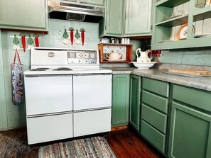 Kühlschrank, Mikrowelle, Ofen, Wasserkocher mit Kaffee-/Teezubehör