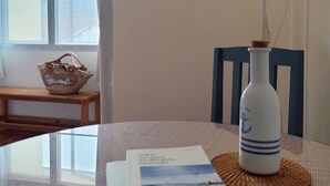 Ein Tisch gedeckt zum Essen, eine Lampe, eine Vase und ein nautisch gestaltetes Lesezeichen.