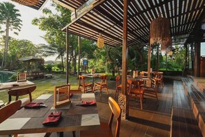 Outdoor dining - Candy Villa (Ubud)