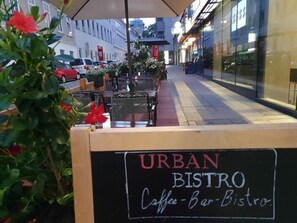 Outdoor dining - Pension Hargita (Vienna)