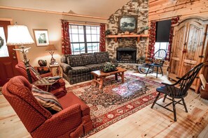 Televisión, chimenea, libros y estéreo 