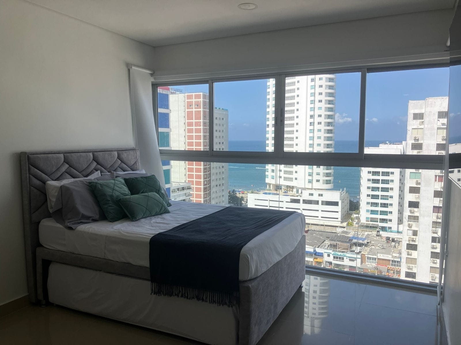 Een strijkplank/strijkijzer, internet, beddengoed