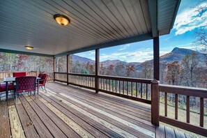Outdoor dining - Mossy Oaks Lodge-Fireplace-Pool Table (Hiawassee)