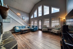 TV, fireplace, ping pong - Mossy Oaks Lodge-Fireplace-Pool Table (Hiawassee)