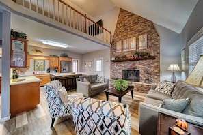 TV, fireplace - Mossy Oaks Manor - Pool Table- Fireplace (Hiawassee)