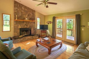 TV, fireplace - Lakeside Serenity-Lakefront-Pool Table-4X4 Needed (Hayesville)