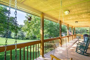 Terrace/patio - Lakeside Serenity-Lakefront-Pool Table-4X4 Needed (Hayesville)