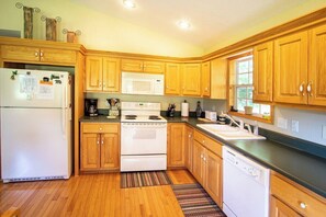 Fridge, microwave, oven, stovetop - Lakeside Serenity-Lakefront-Pool Table-4X4 Needed (Hayesville)