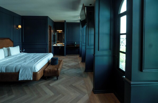 Lyxigt dubbelrum - utsikt mot staden | Mörkläggningsgardiner, strykjärn/strykbräda och gratis wi-fi