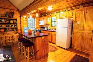 Fridge, microwave, oven, stovetop - Second Heaven - Fireplace - Hot Tub (Young Harris)