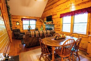 Dining - Second Heaven - Fireplace - Hot Tub (Young Harris)