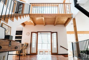 Interior - Boutique Cabin · Pvt 5acre Disc Golf Course · Dog Run · Hot Tub · Ride to Trails (Flagstaff)