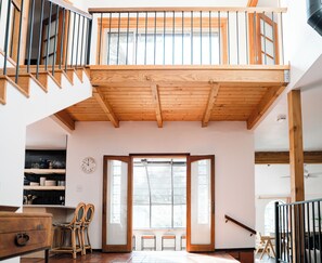 Interior - Boutique Cabin · Pvt 5acre Disc Golf Course · Dog Run · Hot Tub · Ride to Trails (Flagstaff)