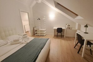 Ein Schlafzimmer mit einem Bett, einem Schreibtisch und einem Stuhl.