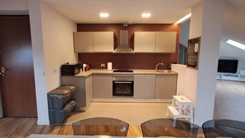 Microondas, horno, parrilla de estufa y lavavajillas