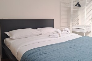 3 habitaciones, tabla de planchar con plancha, wifi y ropa de cama 