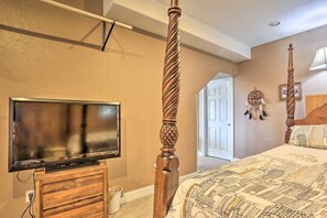 1 habitación, escritorio, tabla de planchar con plancha y cuna de viaje