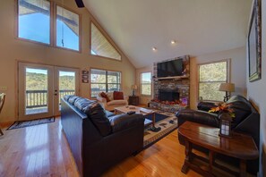 Een smart-tv en een open haard