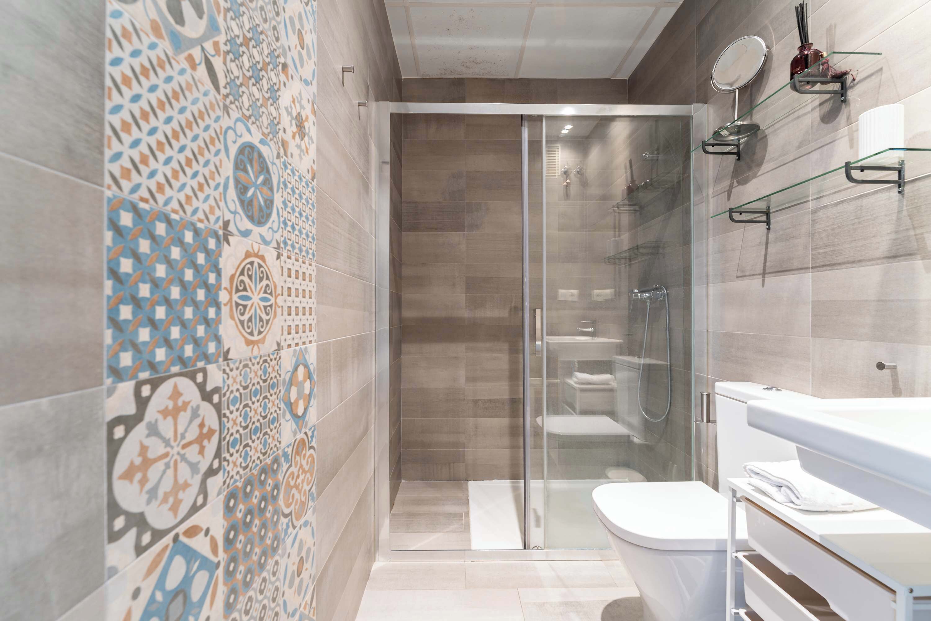 Shower, hair dryer, towels, shampoo