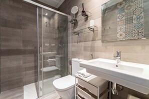 Dusche, Haartrockner, Handtücher, Shampoo