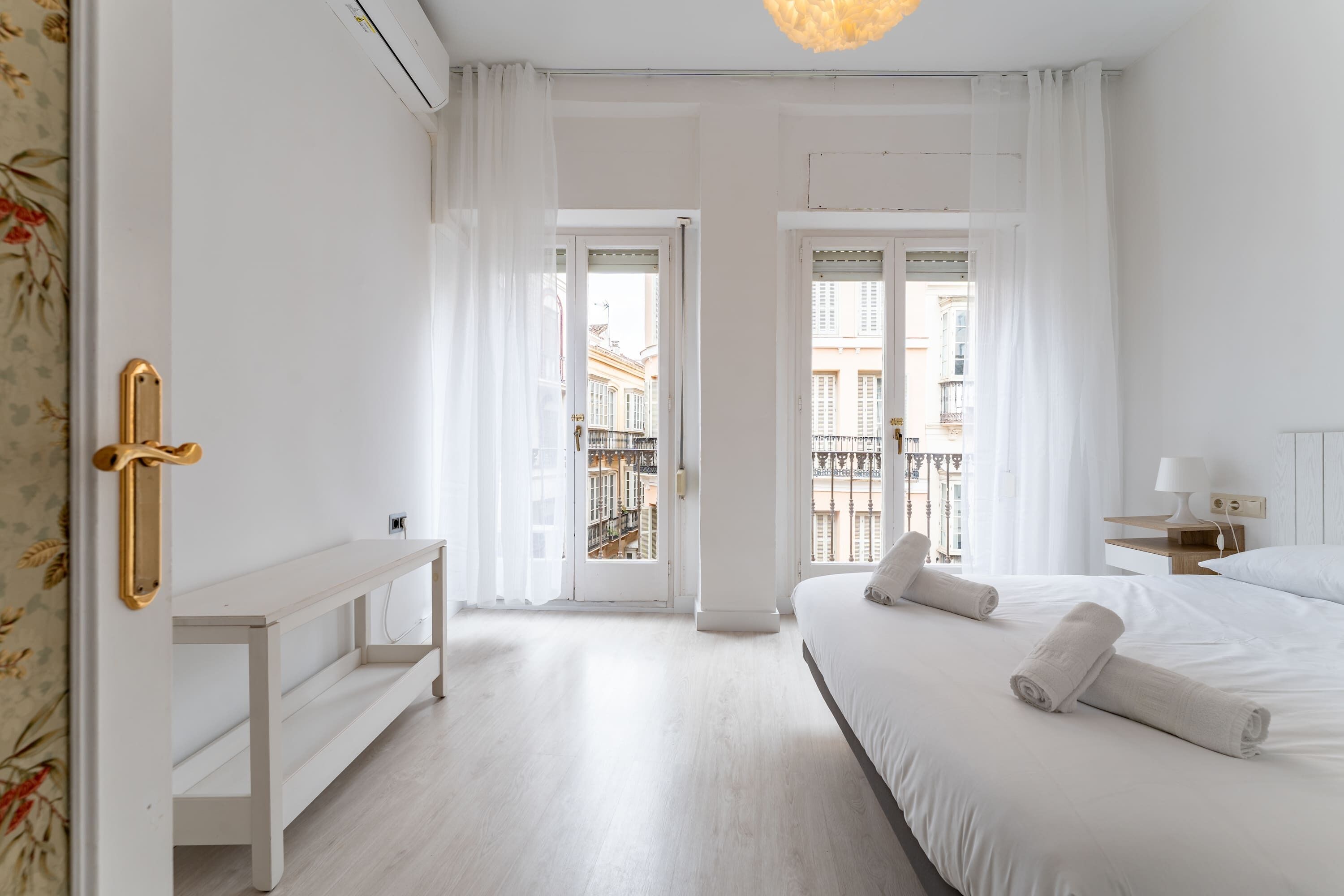 Iron/ironing board, WiFi, bed sheets