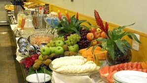 Un buffet proposant une variété de fruits, de légumes et de desserts.