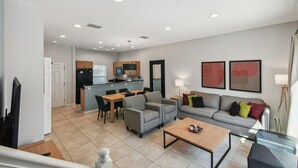 Ein modernes Apartment mit Wohnzimmer, Essbereich und Küche.