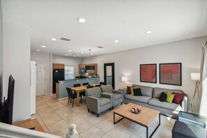 55-inch Smart TV with cable channels - 2BR Suites w/ Jacuzzi 10min to Disney (Kissimmee)
