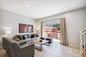 55-inch Smart TV with cable channels - 2BR Suites w/ Jacuzzi 10min to Disney (Kissimmee)