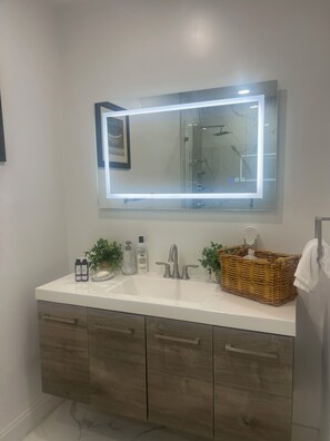 Hair dryer, towels, soap, toilet paper - Cozy Private Room 2 - Your Quiet Downtown Miami Getaway (Miami)