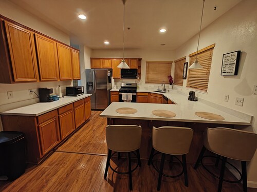 Serene 4-bedroom house with pool table in friendly Sparks