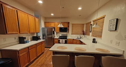 Serene 4-bedroom house with pool table in friendly Sparks