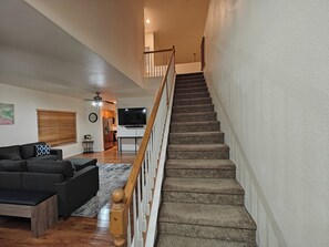 智能電視、乒乓球設施