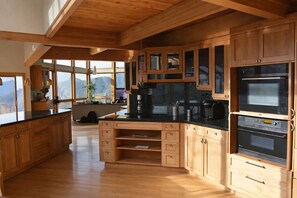 Micro-ondes, four, lave-vaisselle, cafetière/bouilloire