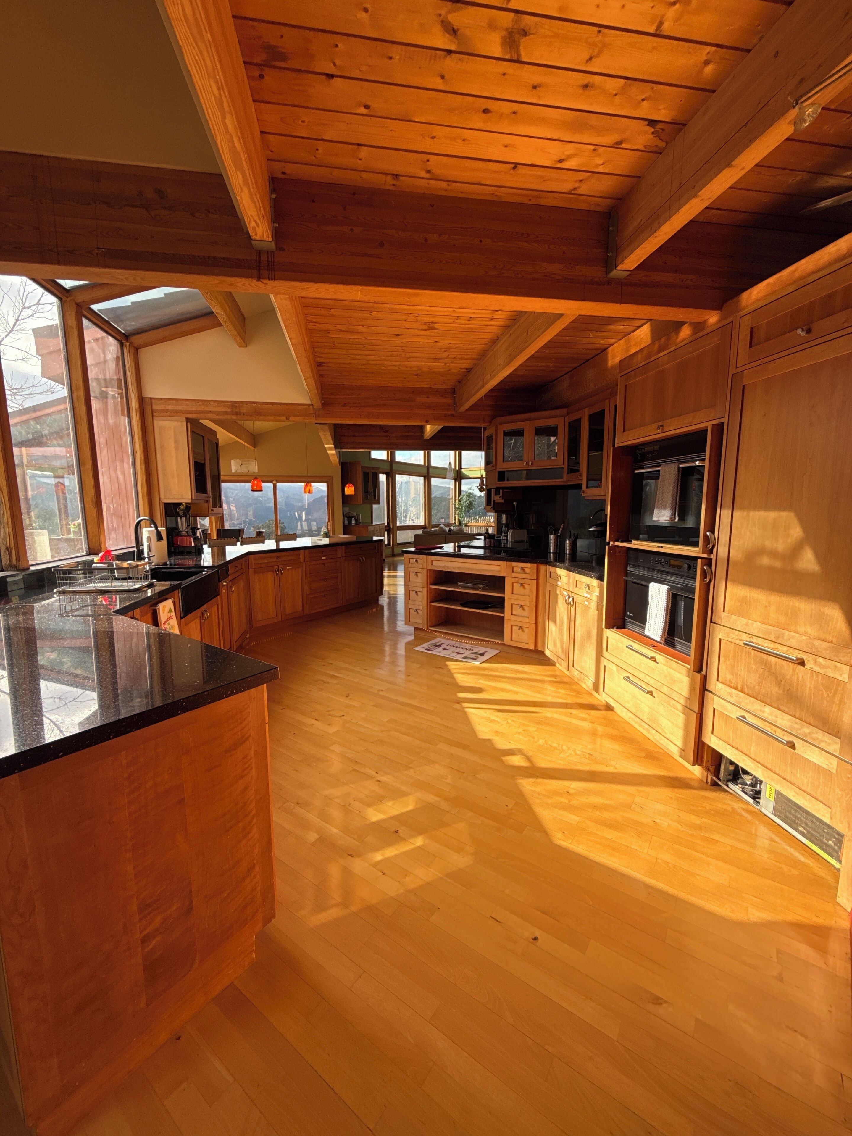 Mikrobølgeovn, ovn, oppvaskmaskin og kaffetrakter/tekoker