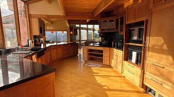 Mikrobølgeovn, ovn, oppvaskmaskin og kaffetrakter/tekoker