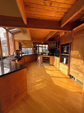 Mikrobølgeovn, ovn, oppvaskmaskin og kaffetrakter/tekoker