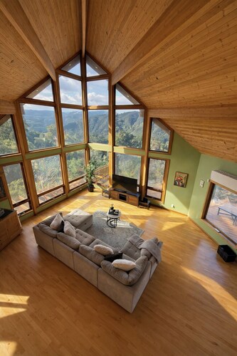 3-bedroom house in pleasant Los Gatos with cool AC and sparkling pool