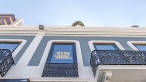 A building facade with ornate window frames and decorative metal railings. - RM Guest House The Experience (Setubal)