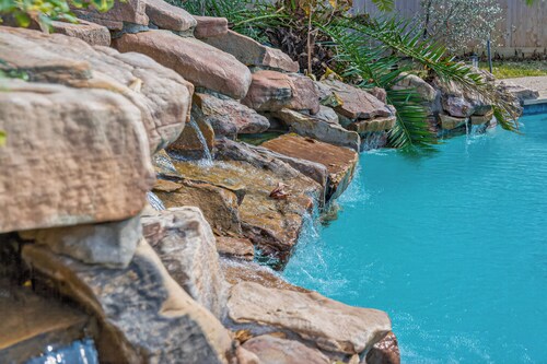 Pool Oasis Paradise by the Lake: gameroom, firepit