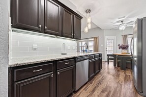 Paper towels - Pool Oasis Paradise by the Lake: gameroom, firepit (Montgomery)