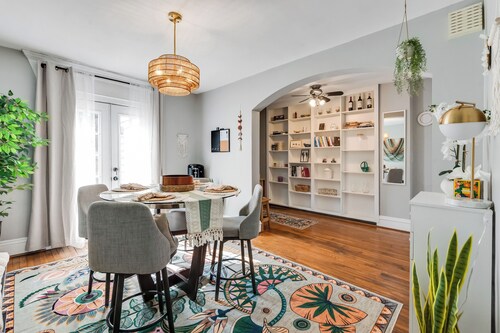 Carytown's Boho Backyard | 2BR Newly Designed Gem