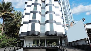 Un bâtiment moderne doté d’une architecture originale, caractérisé par une série de sections cylindriques et de grandes fenêtres.