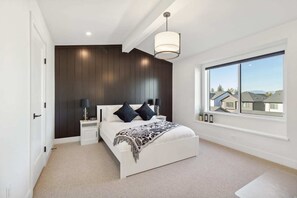 Desk, iron/ironing board, travel cot, free WiFi - Sparsh Villas - Glamorous & Luxurious Family Home (Langley Township)