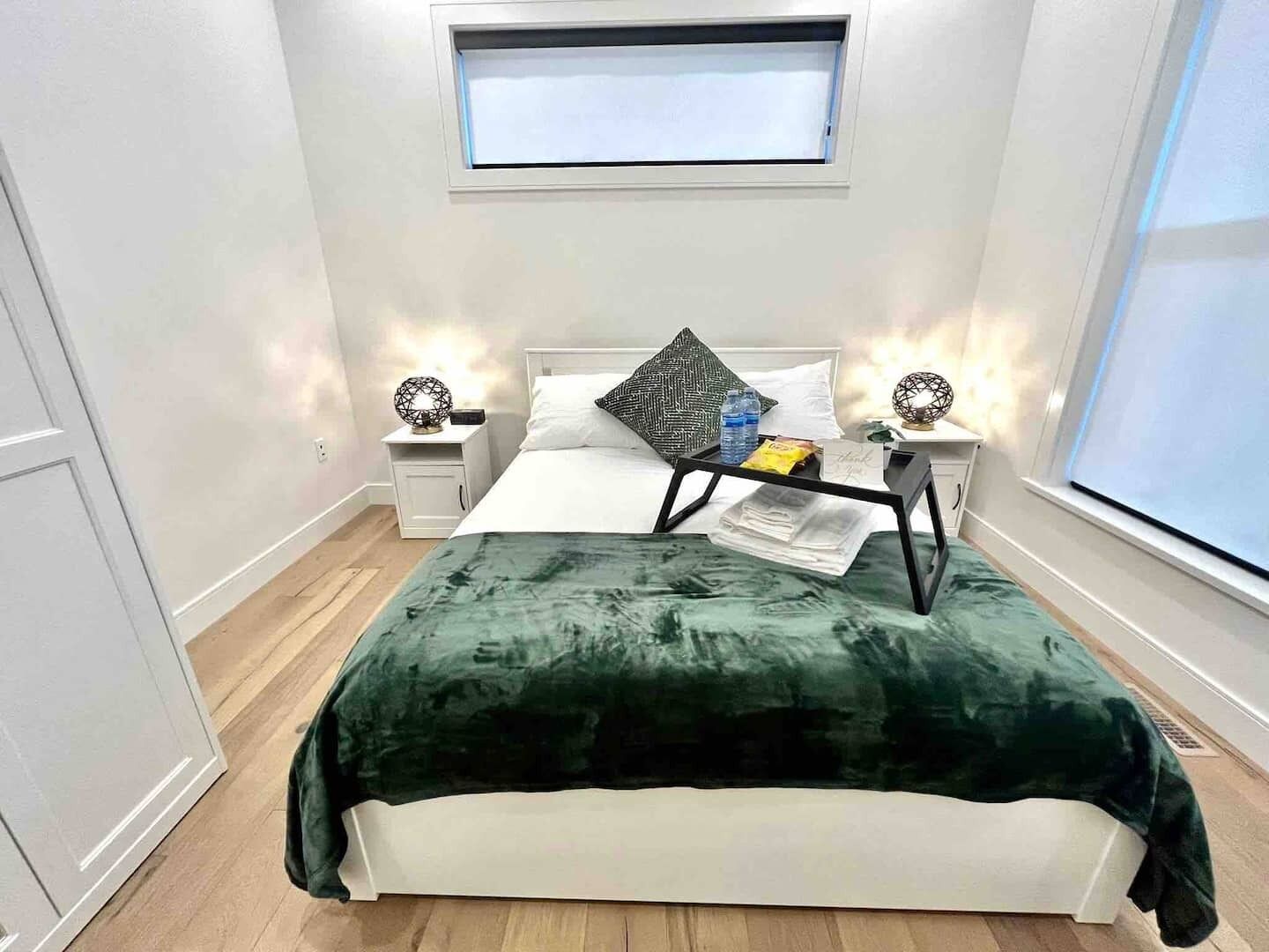 Escritorio, tabla de planchar con plancha, cuna de viaje y wifi gratis 