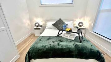 Escritorio, tabla de planchar con plancha, cuna de viaje y wifi gratis