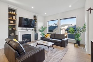 Smart TV, fireplace, offices - Sparsh Villas - Glamorous & Luxurious Family Home (Langley Township)