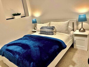 3 bedrooms, desk, iron/ironing board, free WiFi