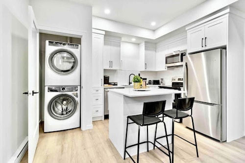 Luxurious & Stylish 2BR P/Suite features a full kitchen, fenced backyard, and modern appliances. Ideal for families or business travelers, sleeps up to 5, with free parking in a peaceful, central location.